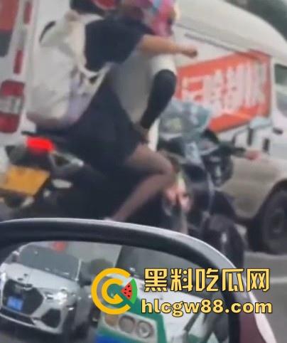 开车不扣逼 抠逼不开车 更何况还是摩托车!鲁BWG008车主你被偷拍了 黑丝骚逼扣起来带劲吗?-3