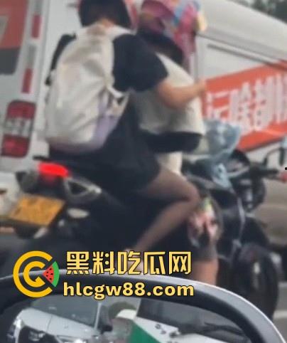 开车不扣逼 抠逼不开车 更何况还是摩托车!鲁BWG008车主你被偷拍了 黑丝骚逼扣起来带劲吗?-4