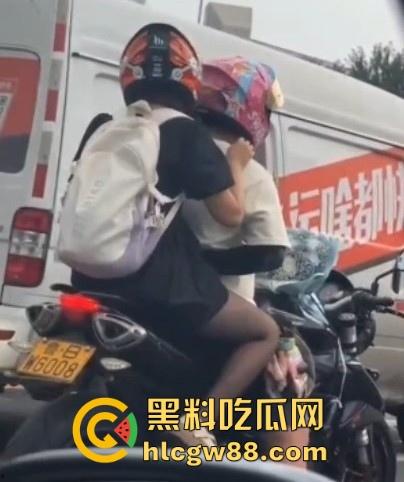 开车不扣逼 抠逼不开车 更何况还是摩托车!鲁BWG008车主你被偷拍了 黑丝骚逼扣起来带劲吗?-5