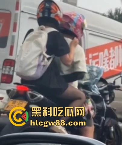 开车不扣逼 抠逼不开车 更何况还是摩托车!鲁BWG008车主你被偷拍了 黑丝骚逼扣起来带劲吗?-6