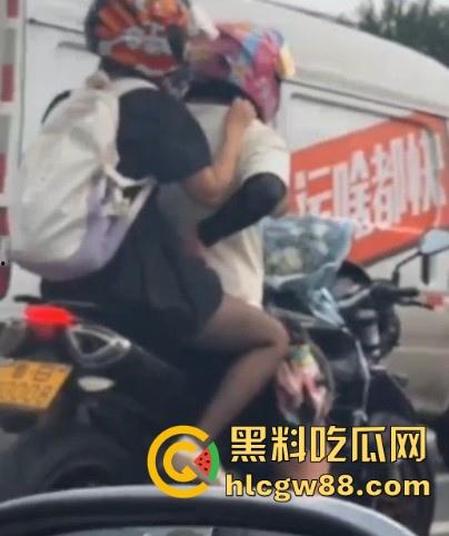 开车不扣逼 抠逼不开车 更何况还是摩托车!鲁BWG008车主你被偷拍了 黑丝骚逼扣起来带劲吗?-7
