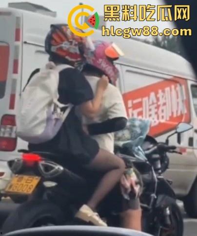 开车不扣逼 抠逼不开车 更何况还是摩托车!鲁BWG008车主你被偷拍了 黑丝骚逼扣起来带劲吗?-8