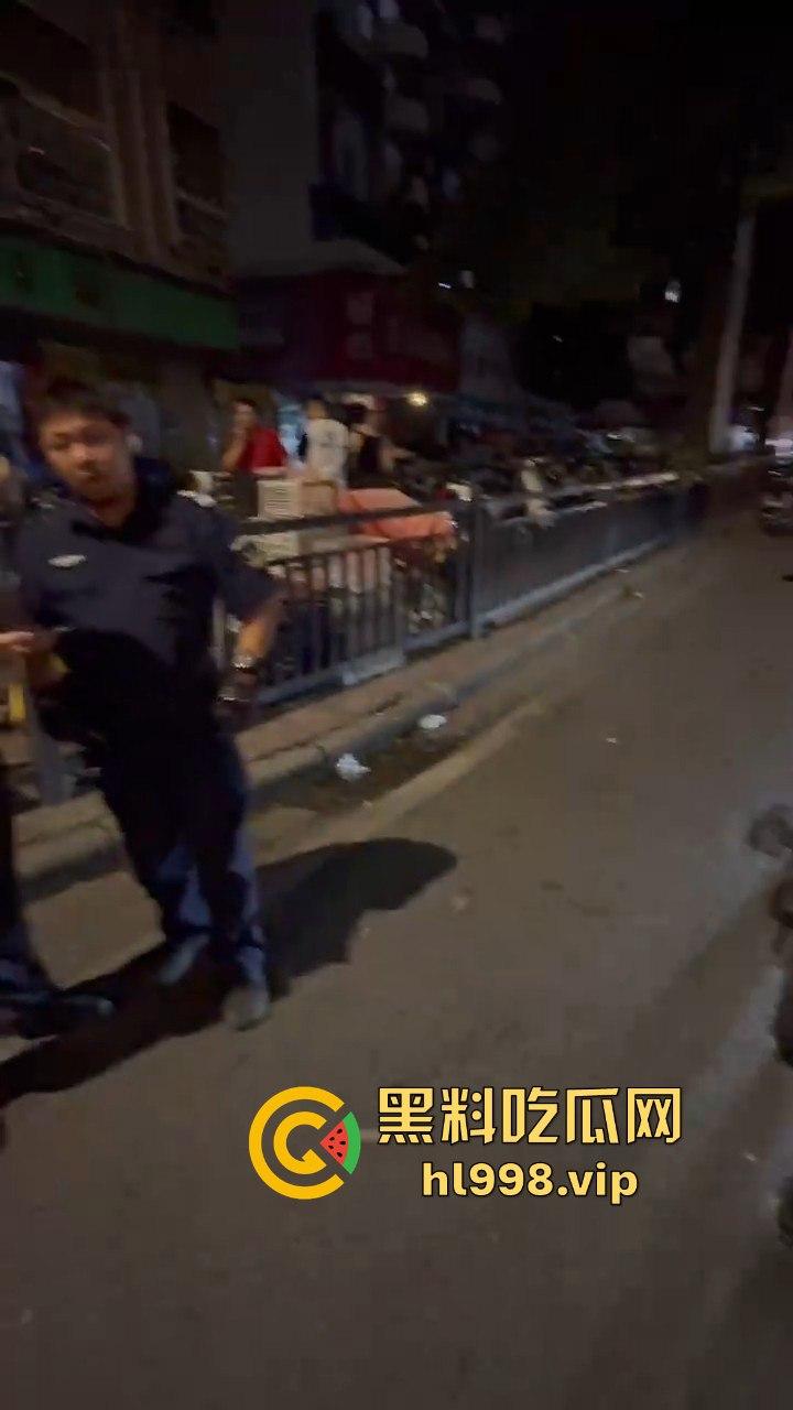 保安冒充警察,骑改装鬼火去查车,真以为鬼火少年都是低能儿?侮辱人也不带这么玩的!-6