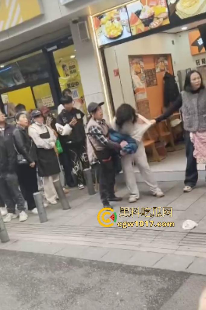 株洲芦淞区蜀香锅盔店,20岁无业骚妹吃完两份拒付钱,脱外套跑路被店主扯衣露膀子,这是霸王餐专业户还是真困难?-2