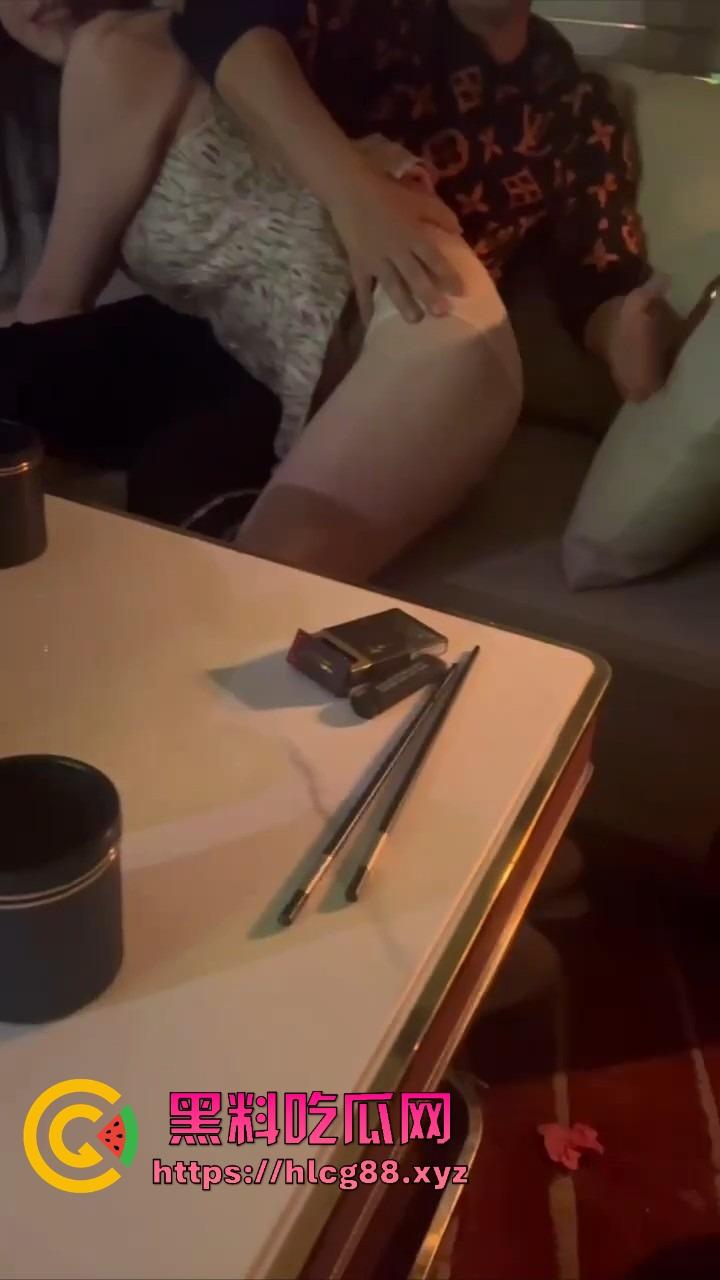 KTV操作指南，先验骚奶真伪，假货滚蛋真奶留下，玩不开快换下一浪蹄，摸得香唱得浪这才是该有的气氛！-2