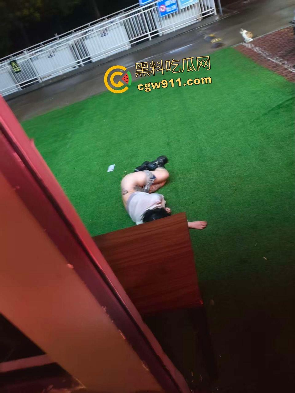 深圳浩南酒吧，符文贱货醉死路边狂抠喉咙！大奶毒猪喷酒汁如瘟疫喷泉，谁捡尸必然感染性病鸡巴烂掉！-3