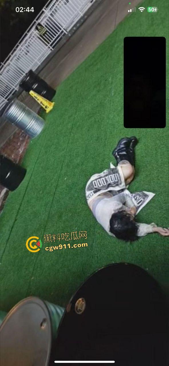 深圳浩南酒吧，符文贱货醉死路边狂抠喉咙！大奶毒猪喷酒汁如瘟疫喷泉，谁捡尸必然感染性病鸡巴烂掉！-4