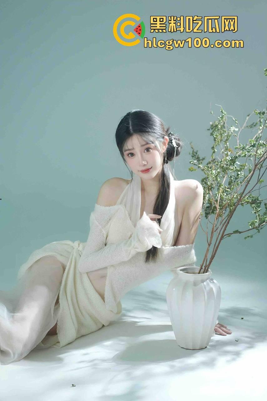 杭州骚鸡【梁婉清】团建骚操作曝光!厕所里给同事老哥舔得嗷嗷叫,口活好到差点直接喷出来,这货简直母狗级别!-1