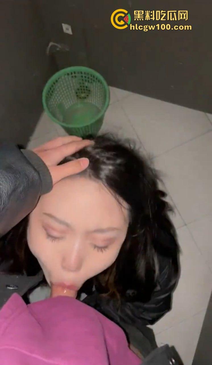 杭州骚鸡【梁婉清】团建骚操作曝光!厕所里给同事老哥舔得嗷嗷叫,口活好到差点直接喷出来,这货简直母狗级别!-5