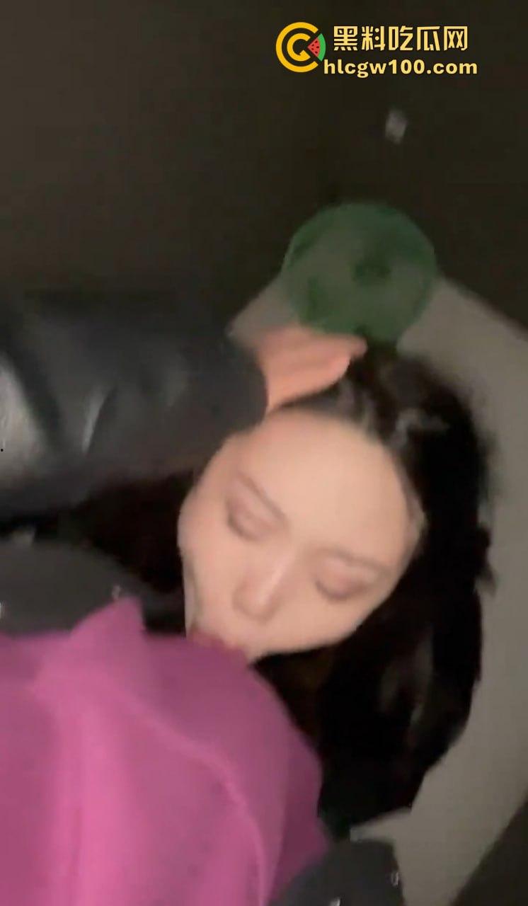 杭州骚鸡【梁婉清】团建骚操作曝光!厕所里给同事老哥舔得嗷嗷叫,口活好到差点直接喷出来,这货简直母狗级别!-9