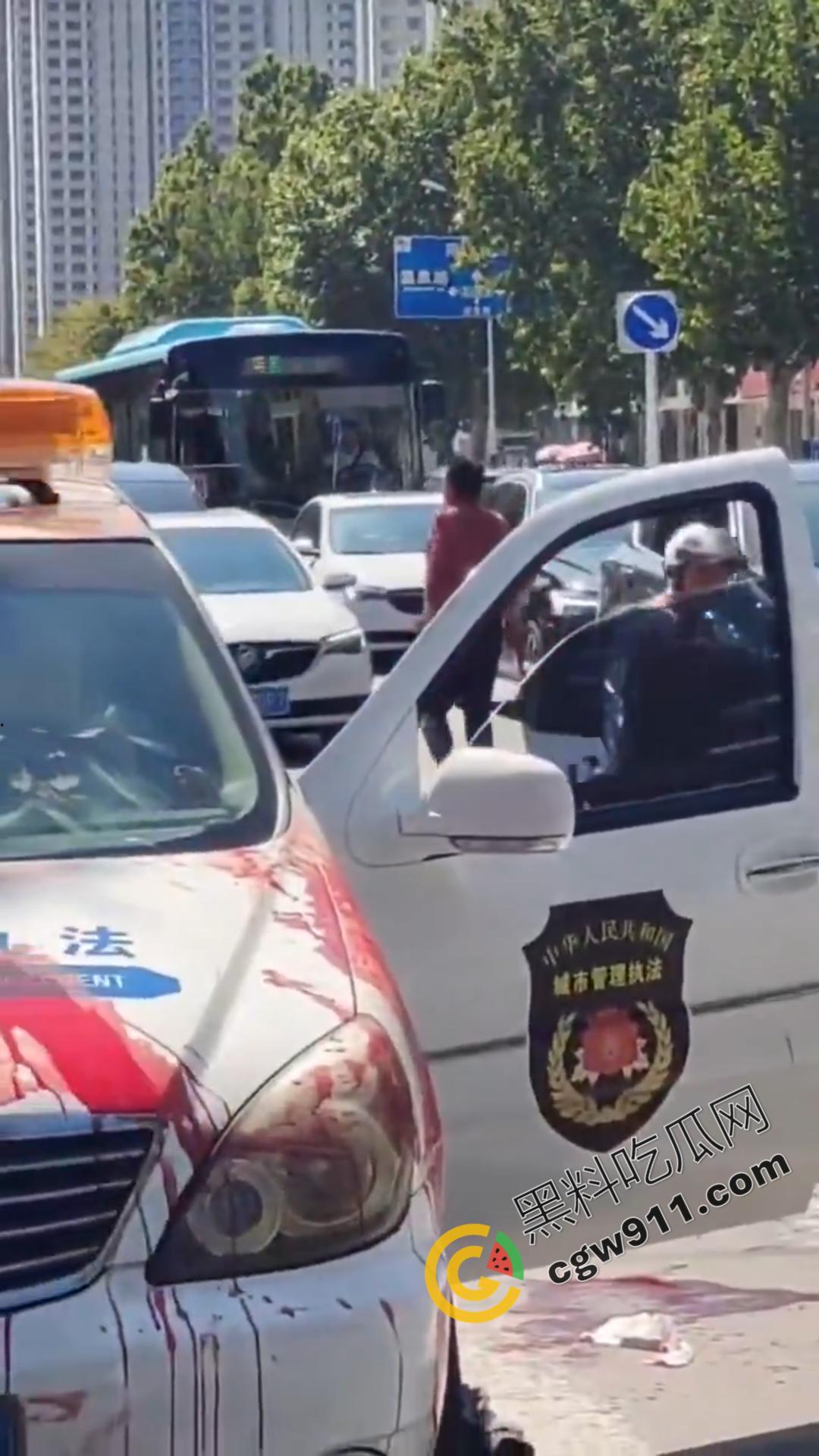 山东泰安市小贩自刎血染街头,与城管争执引绝望一刀,众目睽睽下悲剧上演,真是狠人-4
