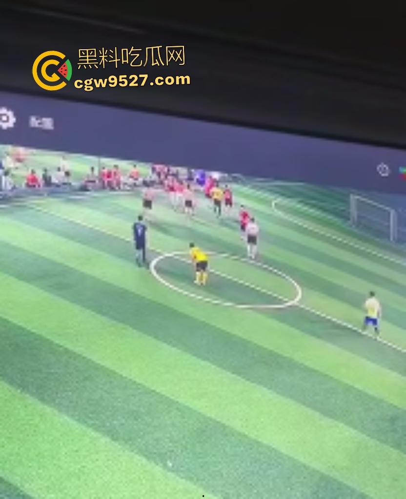 广西散打冠军灰衣男足球场血虐黄衣莽夫！两三成功力一拳爆鼻血，黄衣挑衅秒跪！-2