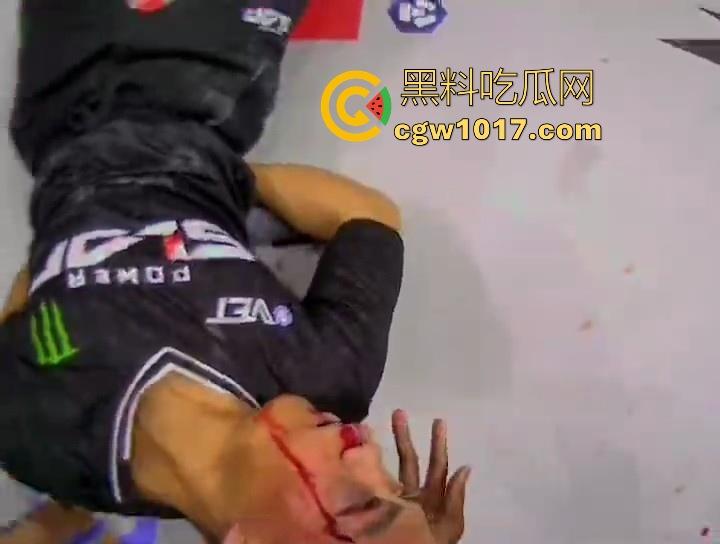 通背拳传人赵鸿刚参加UFC扇耳光大赛被对手KO!曾以为在耳光大赛上无敌的武功,没想到是这种下场,真是花拳秀腿!-9