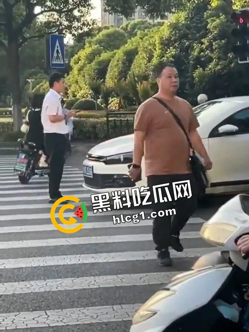 江苏常州斑马线割喉现场视频！男子因情感问题 拦车前当场割喉自杀 血溅当场-1