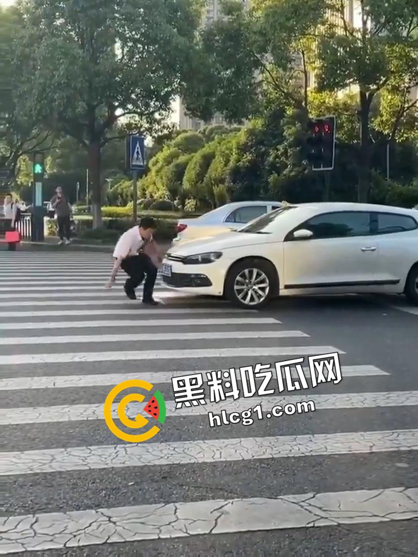 江苏常州斑马线割喉现场视频！男子因情感问题 拦车前当场割喉自杀 血溅当场-2