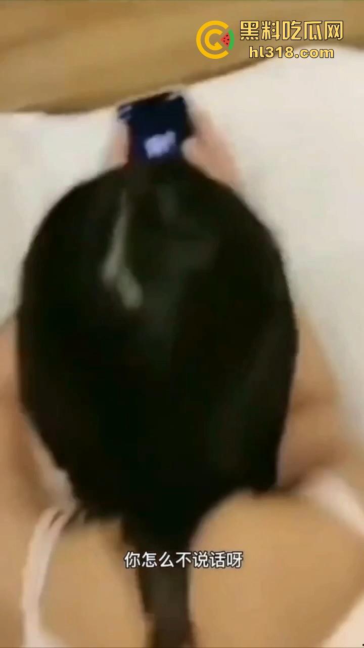 情侣做爱为寻刺激给女闺蜜打电话，无法控制的呻吟声，边跟其聊天边插，还问要不要来3P，极其淫荡！-9