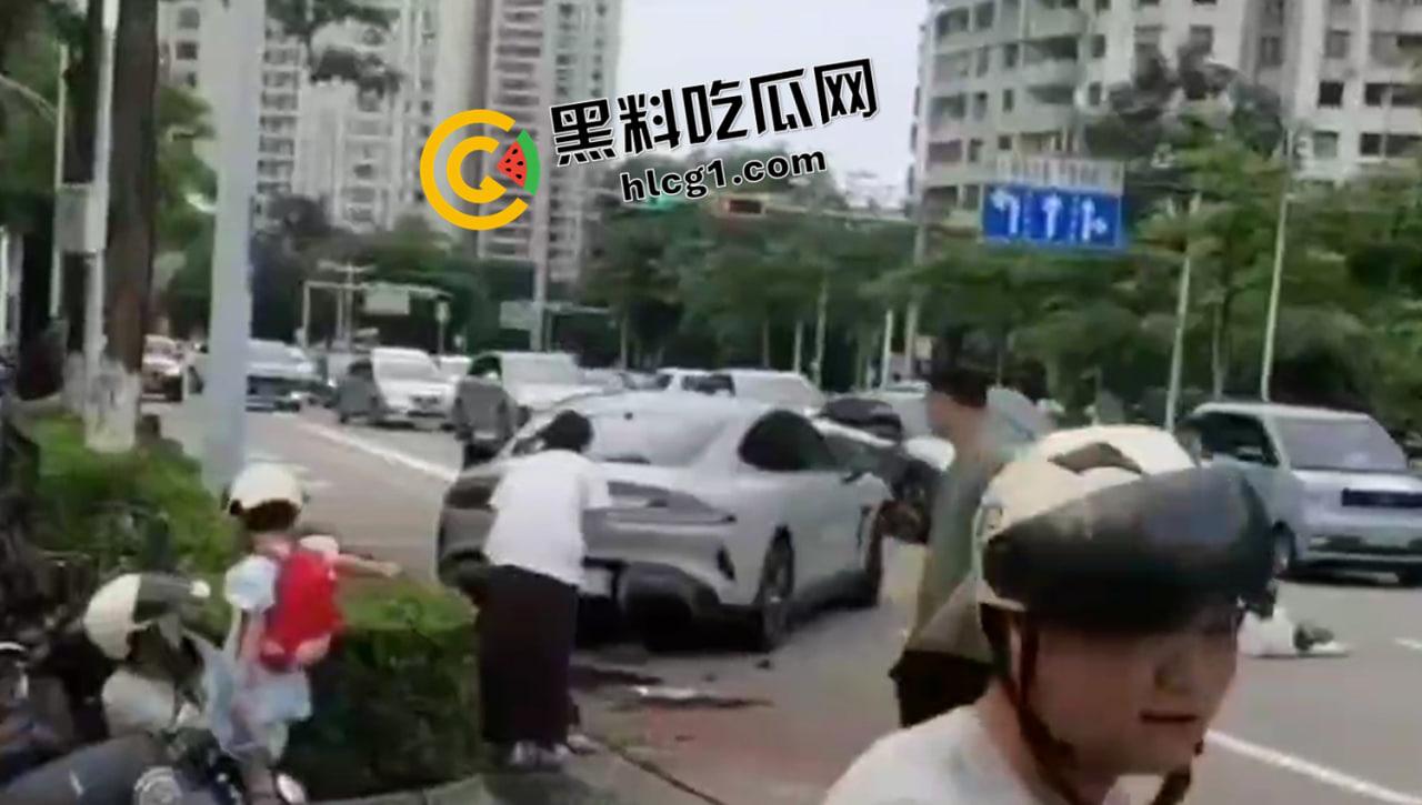 小米SU7首场惨案!一死三伤 疑似刹车失控 难道要变成中国版特斯拉 现场视频流出-4