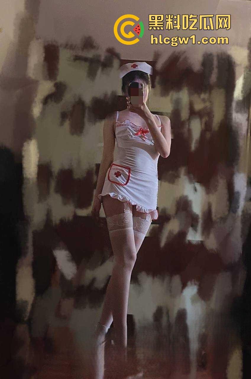 柳州夫妻激情视频外泄成艳照门，护士制服骚妻深情吃鸡，内射浪叫高能流出，维修店员功德无量！-4