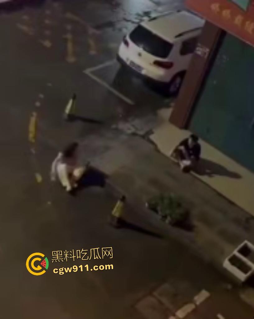广西南宁情侣夜晚扰民,女友疯魔石头砸豪车,男友坐地被一脚踢喉管倒地,女友还补刀狂踹,不踢死不罢休!-2