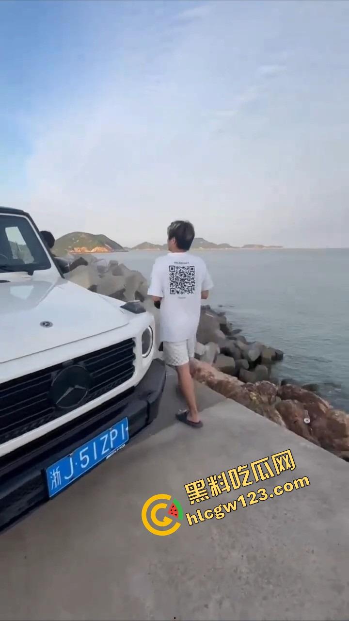 台州大G上演露逼艺术展,嫩模全裸捂奶撅逼,一群摄影湿围着喊再张开点,露奶捂逼拍到屁眼都见光!-2