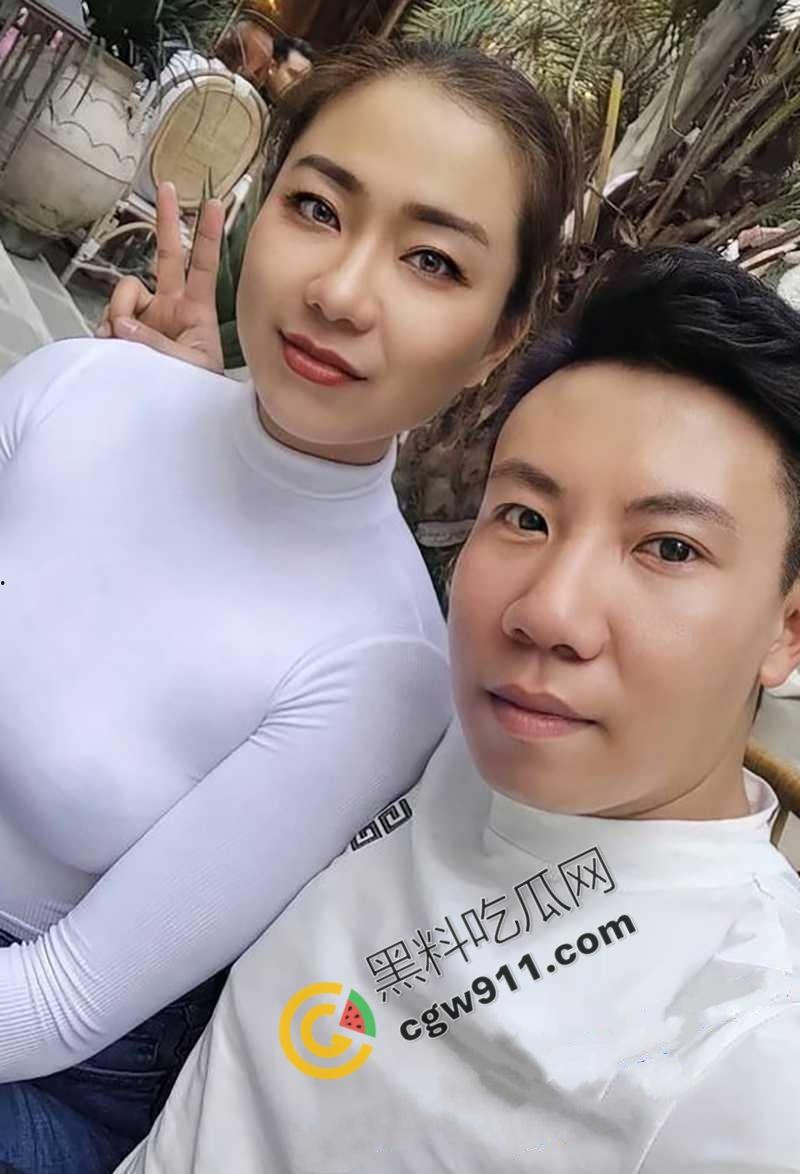 湖南人妻【黄小桃】的大胆暴露挑逗！真空逛街，夹着肛塞大胆露穴，寻求刺激后被爆操-1