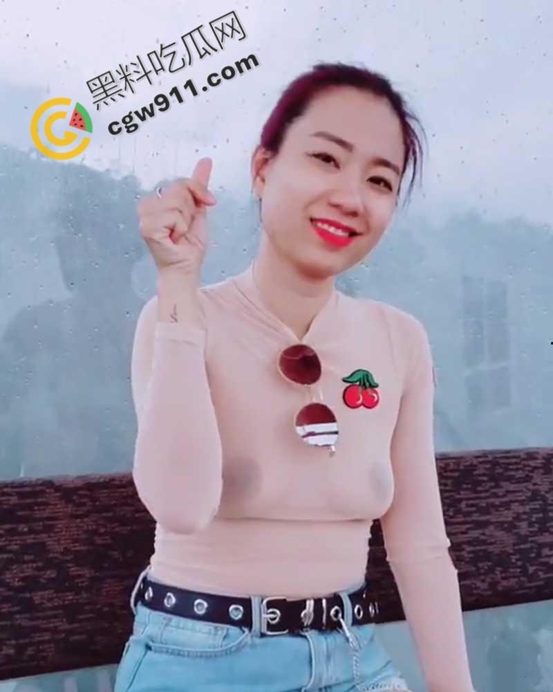 湖南人妻【黄小桃】的大胆暴露挑逗！真空逛街，夹着肛塞大胆露穴，寻求刺激后被爆操-4