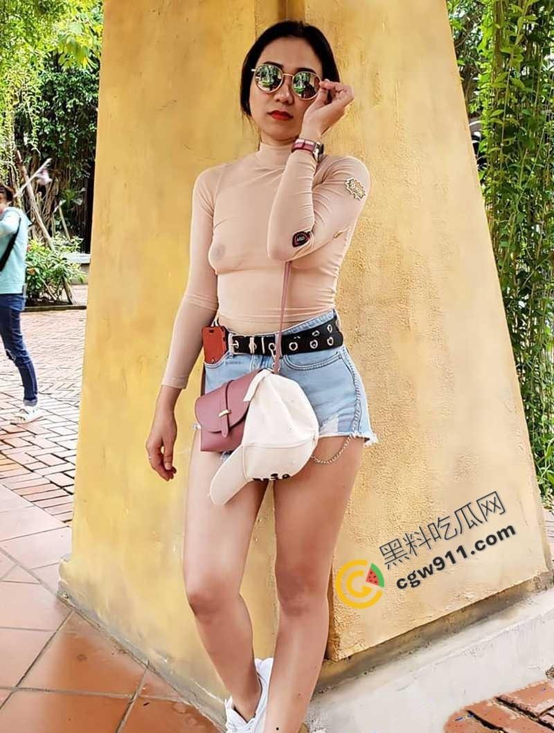 湖南人妻【黄小桃】的大胆暴露挑逗！真空逛街，夹着肛塞大胆露穴，寻求刺激后被爆操-10