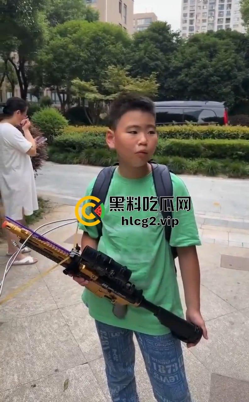 超熊男孩弩箭练杀技！虐猫升级还不够，下一步就是全家屠杀，老妈还在旁边玩消消乐-8