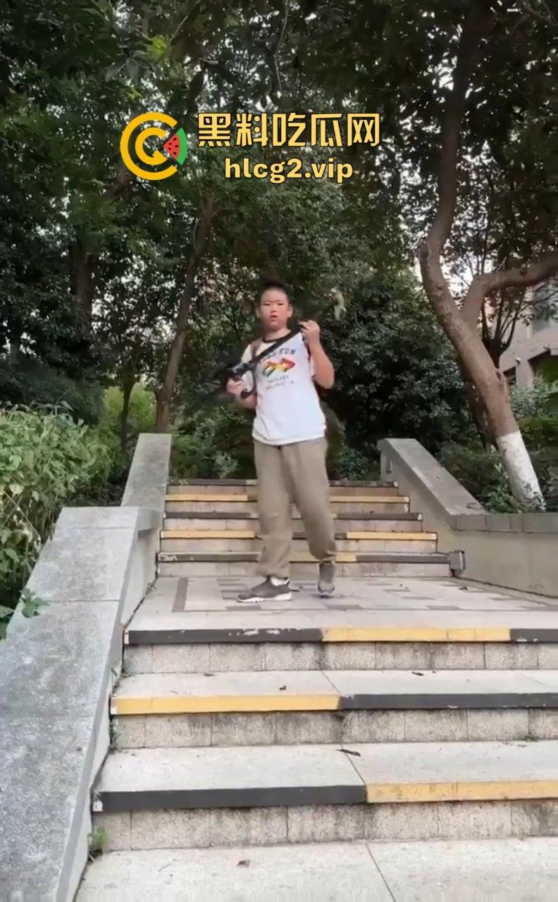 超熊男孩弩箭练杀技！虐猫升级还不够，下一步就是全家屠杀，老妈还在旁边玩消消乐-10