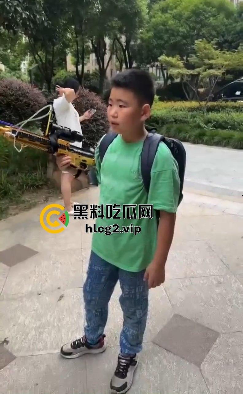 超熊男孩弩箭练杀技！虐猫升级还不够，下一步就是全家屠杀，老妈还在旁边玩消消乐-12