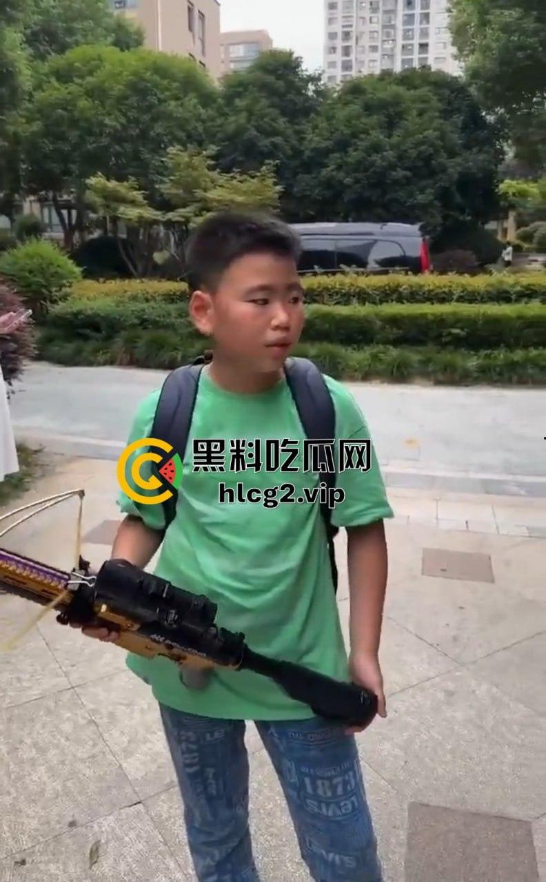 超熊男孩弩箭练杀技！虐猫升级还不够，下一步就是全家屠杀，老妈还在旁边玩消消乐-13