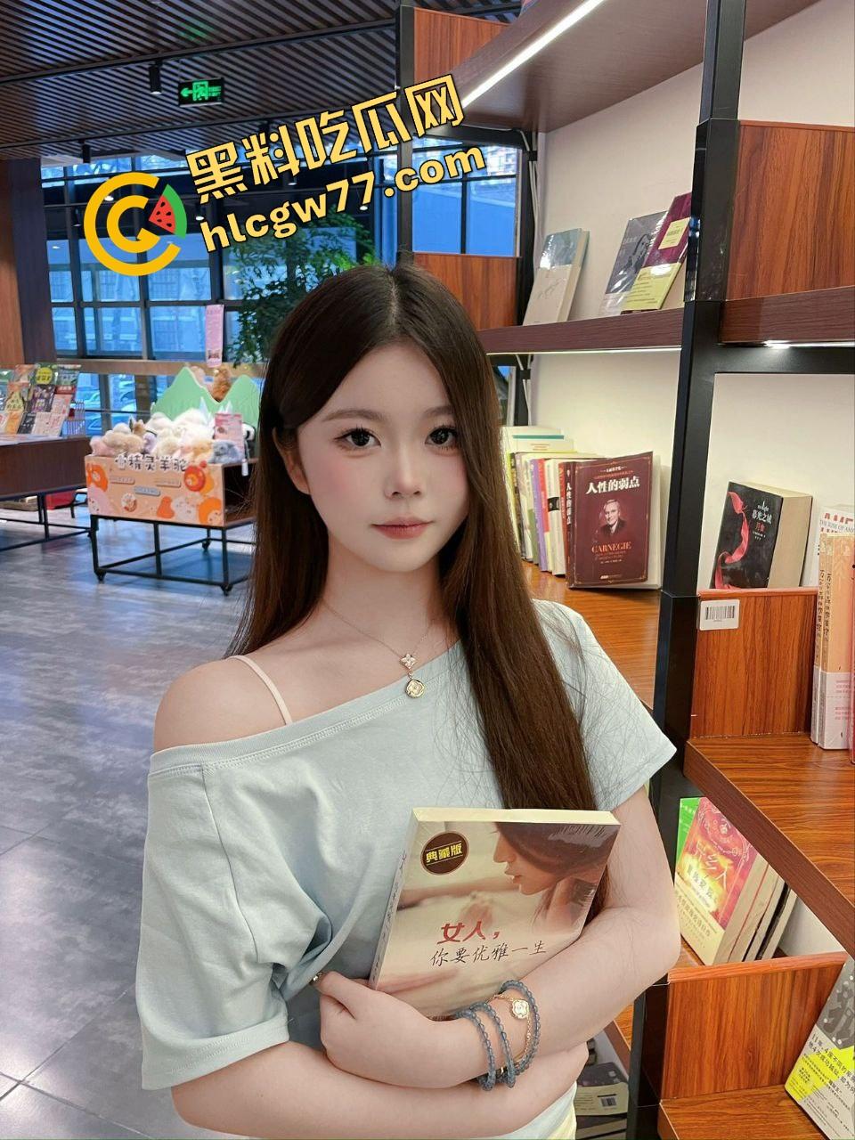 青岛职场【霞姐】清爽短发女领导露脸被操曝光，JK制服渔网骚穴湿到爆，男友小鸡巴根本操不爽！-2