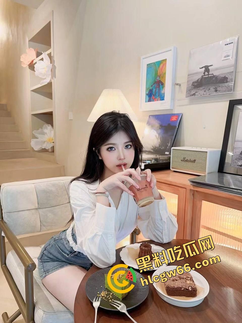 瓜友分享周六黑丝骚母狗副驾上车就让摸逼,黑丝真空淫叫连连,还没开到酒店鸡儿就硬得不行!-8