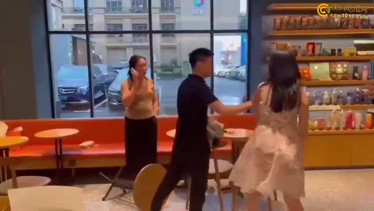 渣男带着小三在星巴克约会，两人有说有笑空气弥漫着暧昧， 被原配当场抓包后，两人瞬间扭打在一起 ！-1
