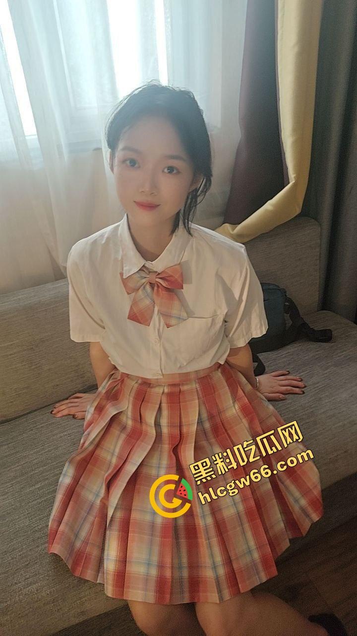 大四骚货『刘鑫穿』JK制服自拍性爱全片流出,白虎嫩穴配巨乳口交,大学生就是会玩,操起来比处女还紧!-1