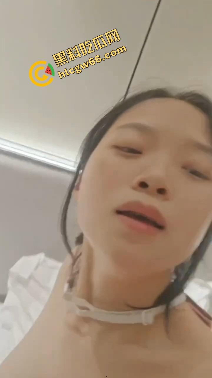 大四骚货『刘鑫穿』JK制服自拍性爱全片流出,白虎嫩穴配巨乳口交,大学生就是会玩,操起来比处女还紧!-15