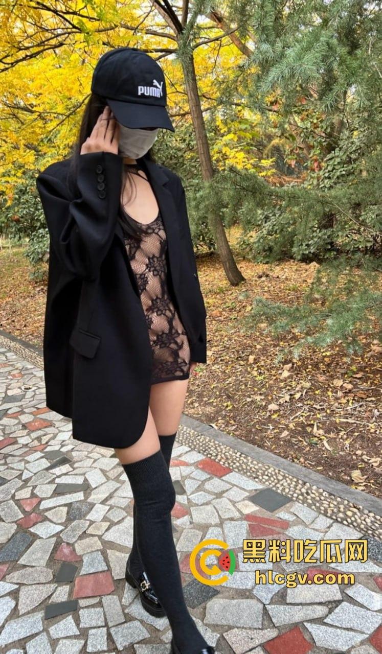 又骚又浪的人间尤物！北京骚妻『 蒲越洋 』开放式婚姻玩出新高度，公园当众露出道具自嗨，单男排队舔屏！-4