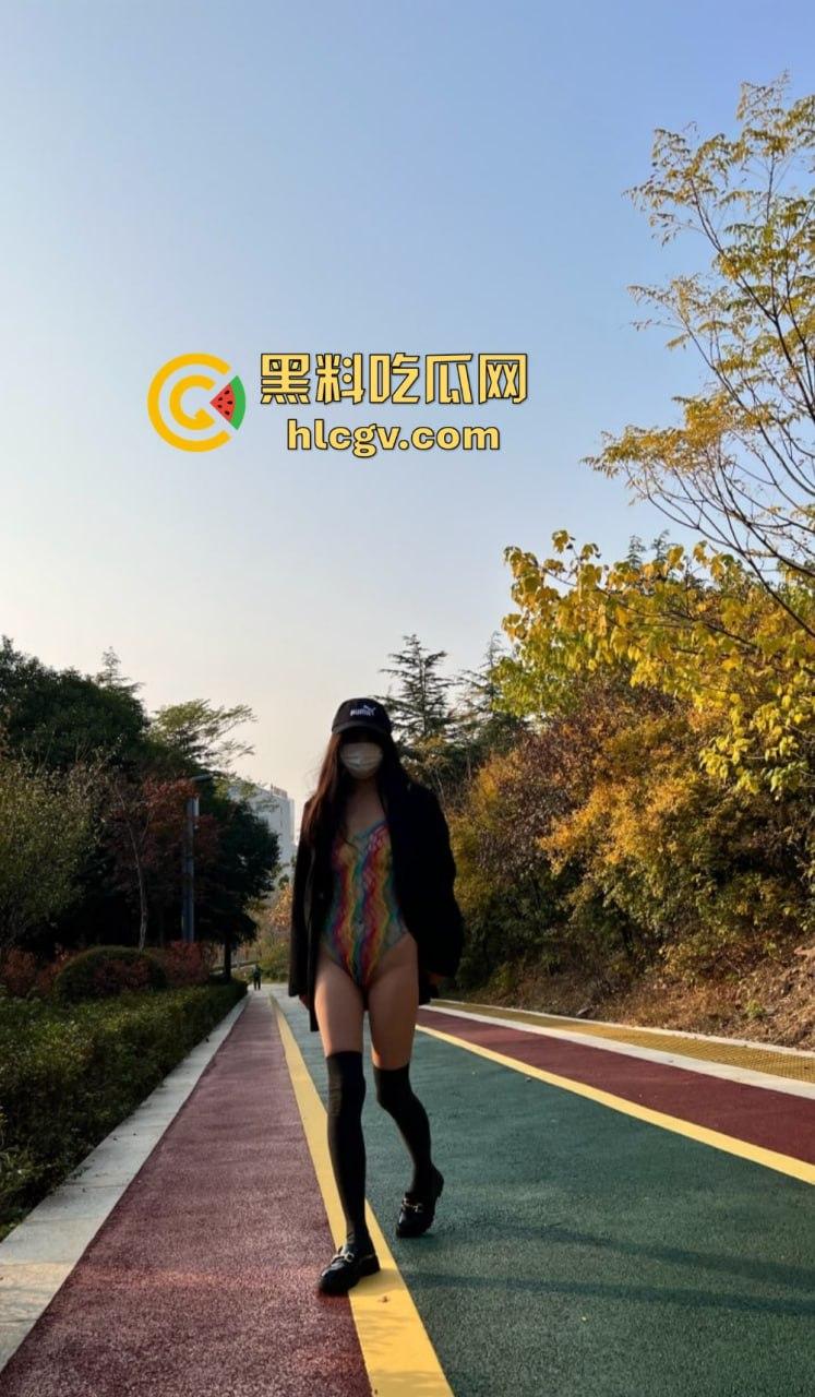 又骚又浪的人间尤物！北京骚妻『 蒲越洋 』开放式婚姻玩出新高度，公园当众露出道具自嗨，单男排队舔屏！-5