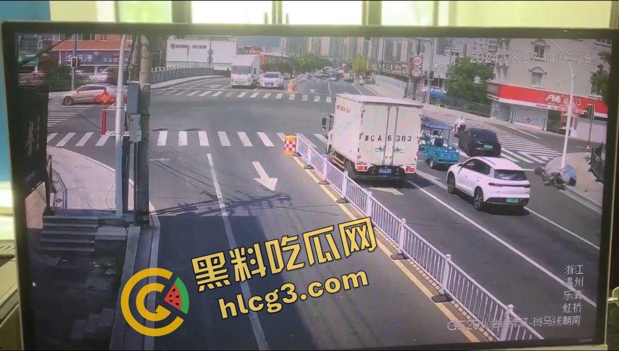 浙江乐清虹桥 特斯拉闯红灯突然加速冲撞电瓶车 造成3人重伤!监控实拍狼藉场面-4