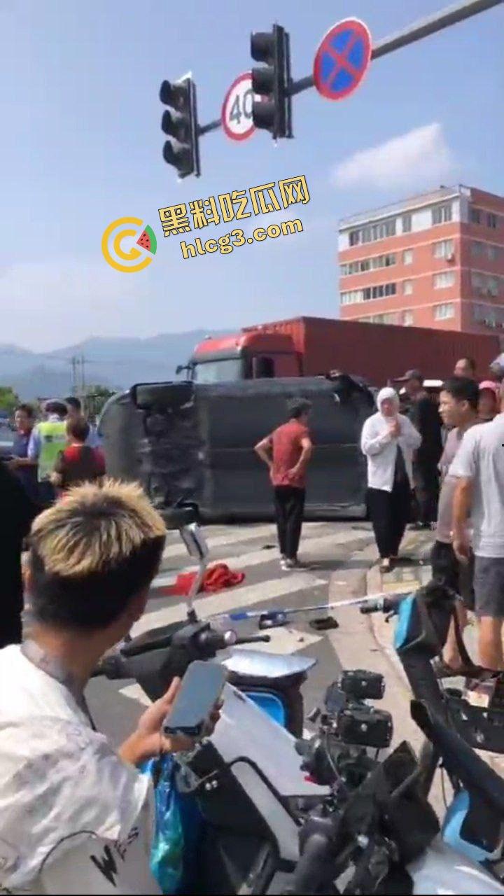 浙江乐清虹桥 特斯拉闯红灯突然加速冲撞电瓶车 造成3人重伤!监控实拍狼藉场面-5