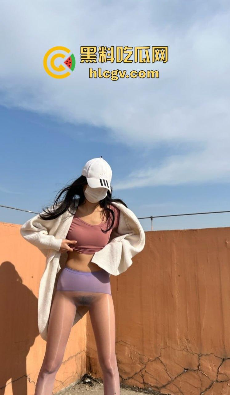 又骚又浪的人间尤物！北京骚妻『 蒲越洋 』开放式婚姻玩出新高度，公园当众露出道具自嗨，单男排队舔屏！-25