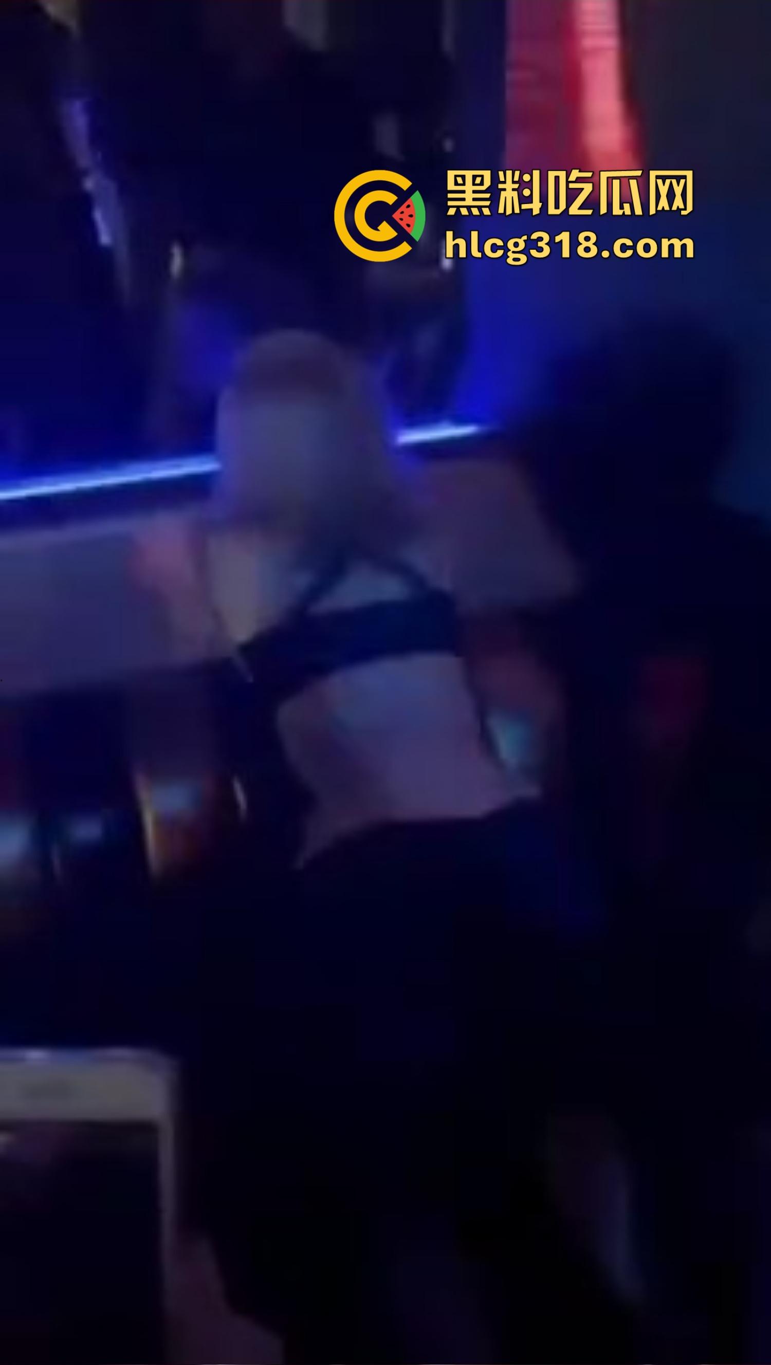 夜店不跳舞不喝酒，就爱舔奶子，骚女当众掀衣喂奶，男的舔得像喝汤，众人围拍像看活春宫！-2