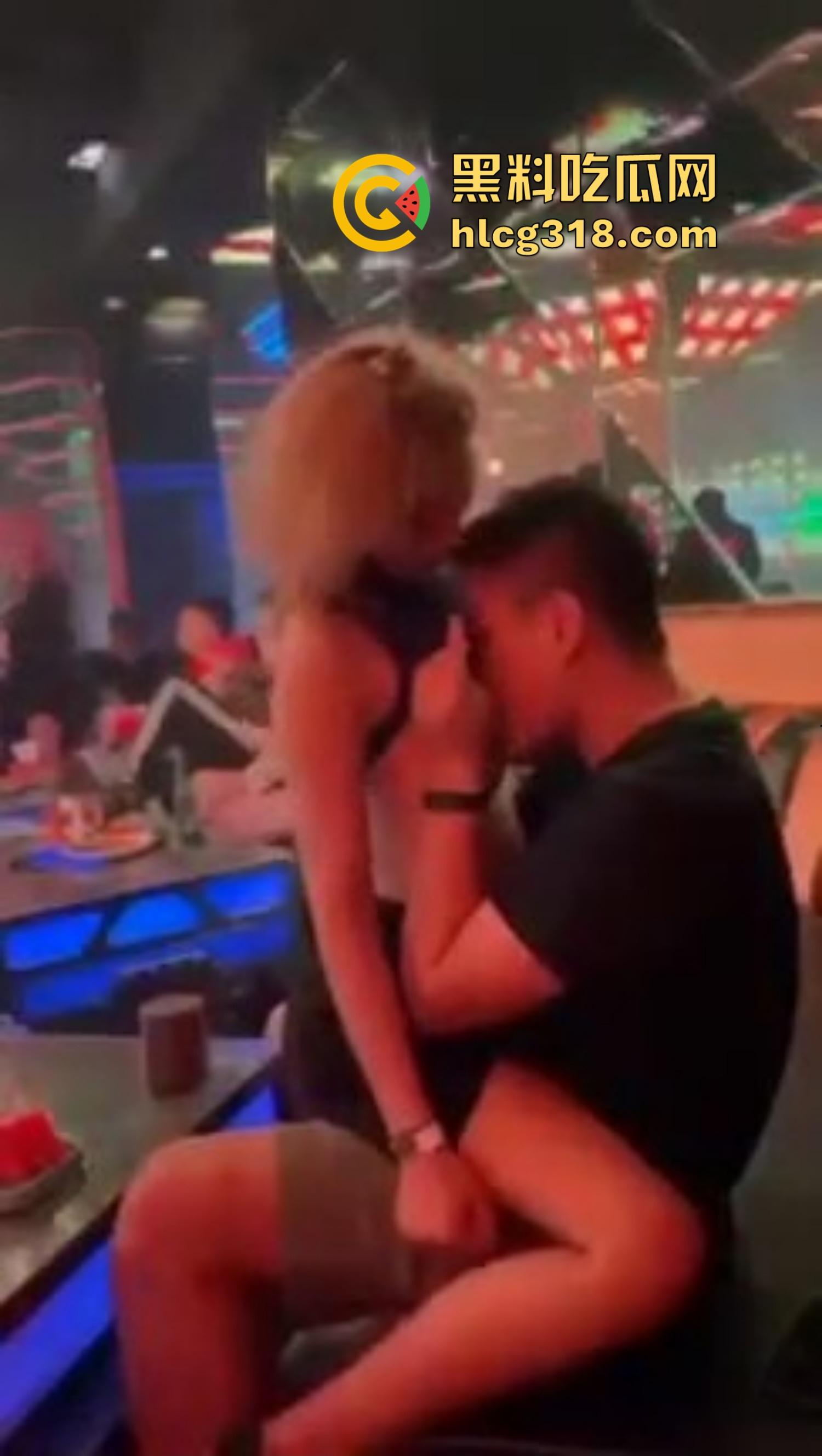 夜店不跳舞不喝酒，就爱舔奶子，骚女当众掀衣喂奶，男的舔得像喝汤，众人围拍像看活春宫！-8