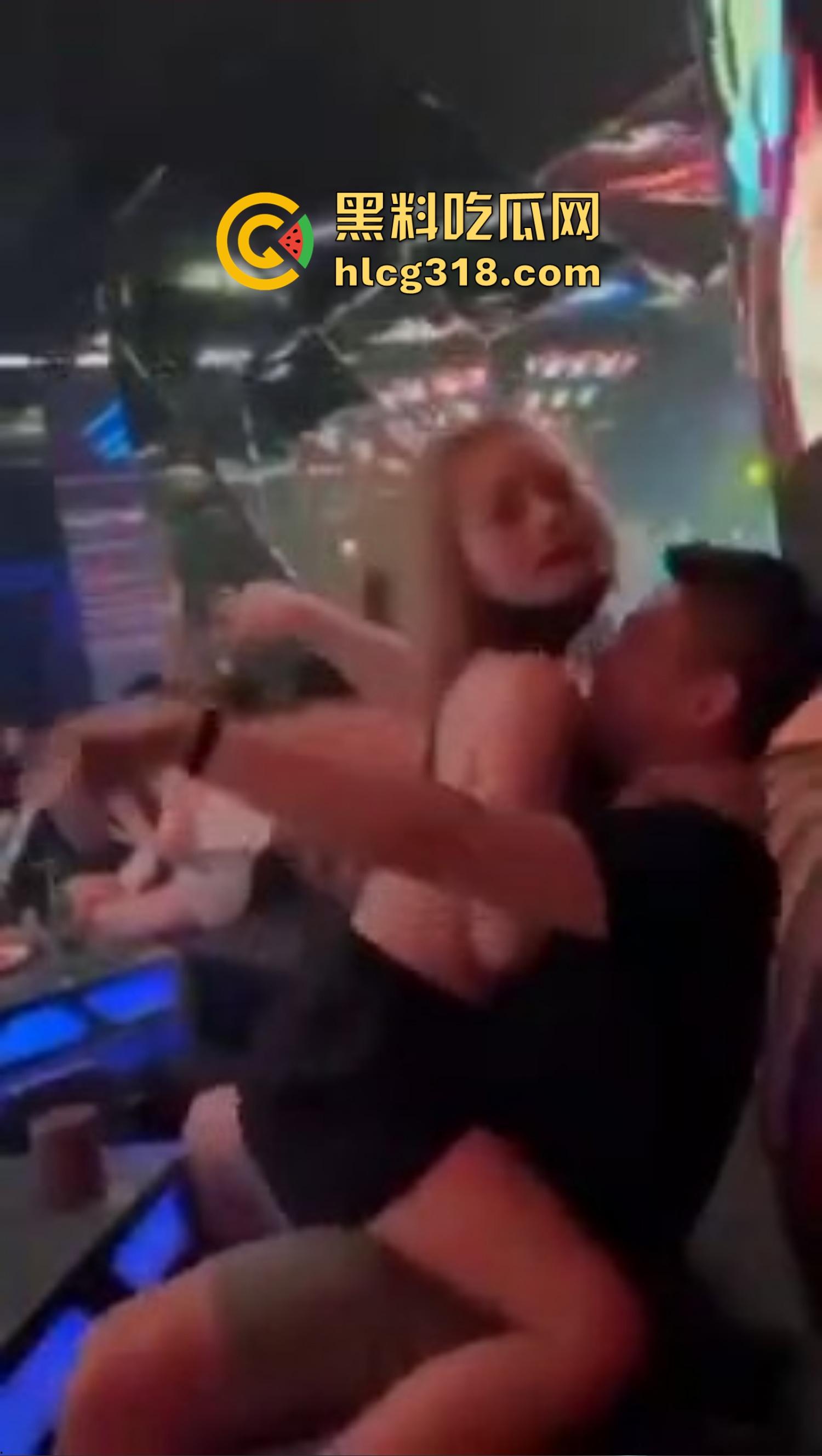 夜店不跳舞不喝酒，就爱舔奶子，骚女当众掀衣喂奶，男的舔得像喝汤，众人围拍像看活春宫！-9