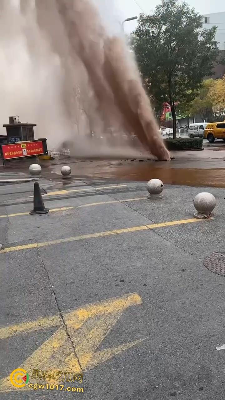 山西太原晋煤悦城,暖气主管道破裂嗷嗷喷水,高温热水裹挟泥沙喷涌而出,水柱高达数米 !-2