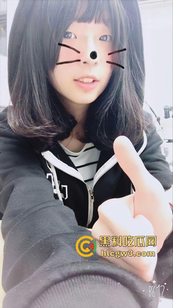 台湾反差学生妹【琳琳】和男友私密照被闺蜜曝光!美颜照骗崩塌,素颜真相丑到不行!-17