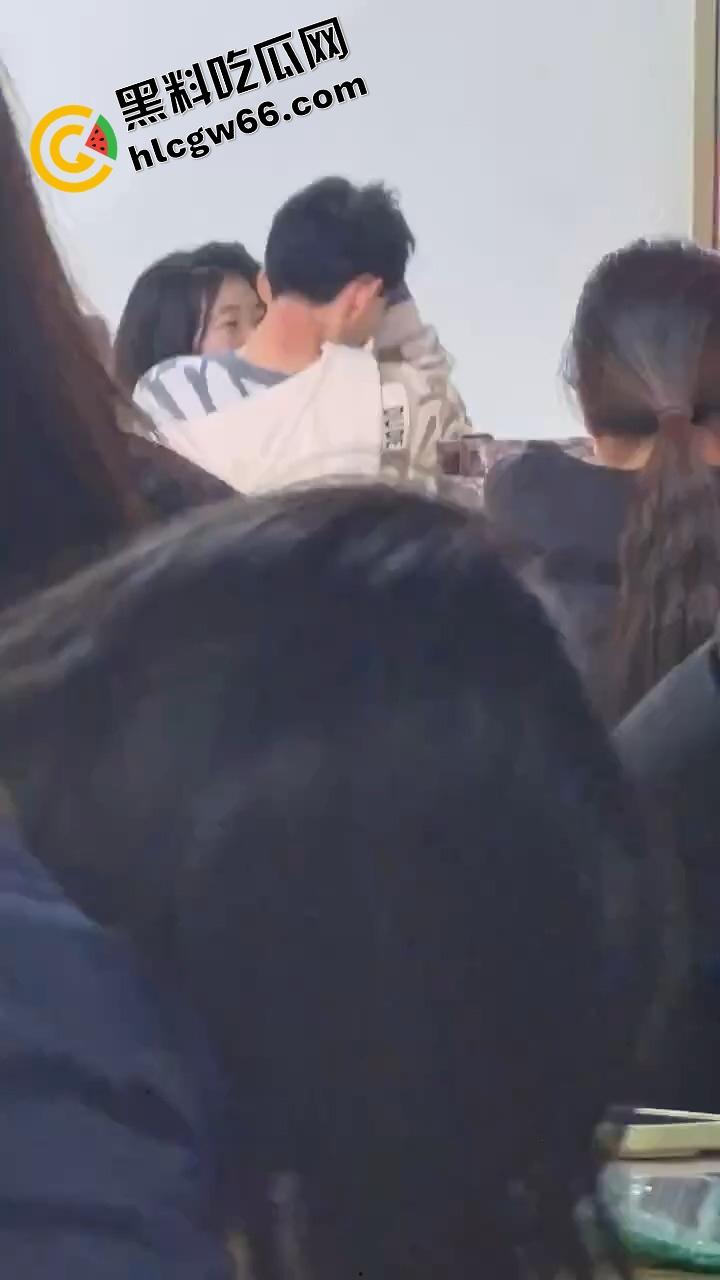 00后大学生太敢了，大学商店旁边直接开干，女的一骑到底爽叫连连，同学边吃瓜边看LIVE！-6