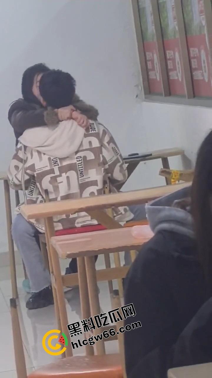 00后大学生太敢了，大学商店旁边直接开干，女的一骑到底爽叫连连，同学边吃瓜边看LIVE！-10