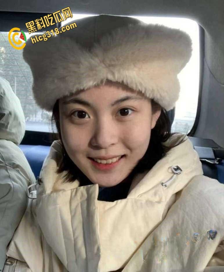 清纯女大学生主动提出约炮，穿着开档黑丝等着被操，拉丝眼神一看就是欠调教的母狗！-3