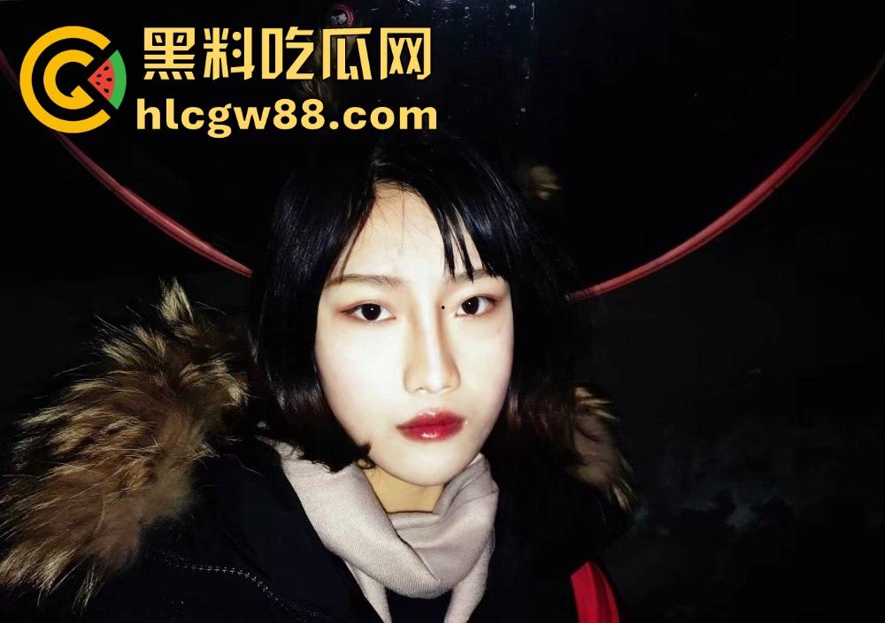 合肥十七中高二嫩妹【鲁艺凡】校外偷腥，穿制服调教跪舔鸡巴，骚洞被无套灌精，黑乳晕还怕怀崽？-1